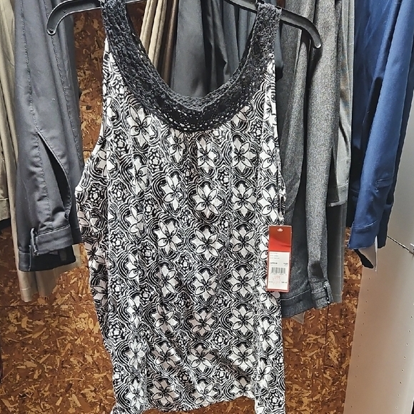 Choices Tops - Floral Black and White Women's Size Large Sleevless Top With Crochet Detail